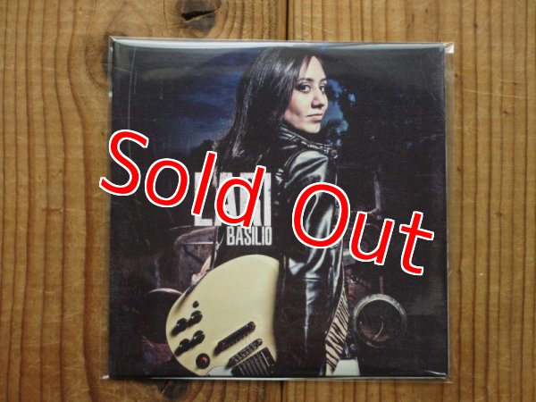 画像1: 今やSNS界のスター、新世代女性ギタリスト、ラリバシリオの2012年自主盤が入荷！■Lari Basilio / Lari Basilio (1)