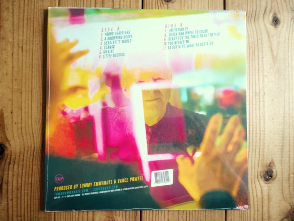 画像2: アコギの神こと、トミーエマニュエルの2025年作品がアナログ盤で入荷！■Tommy Emmanuel / Living In The Light (2)